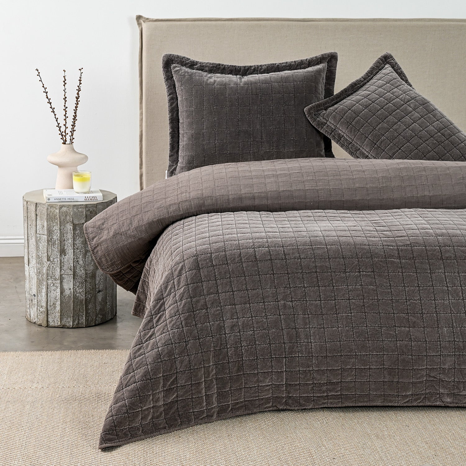2a7bf2240cceb3cc168585e66f7a326be4eabb653351663581ead46cd21667d0 Quilt 2 Plazas Velvet Taupe - Image 1