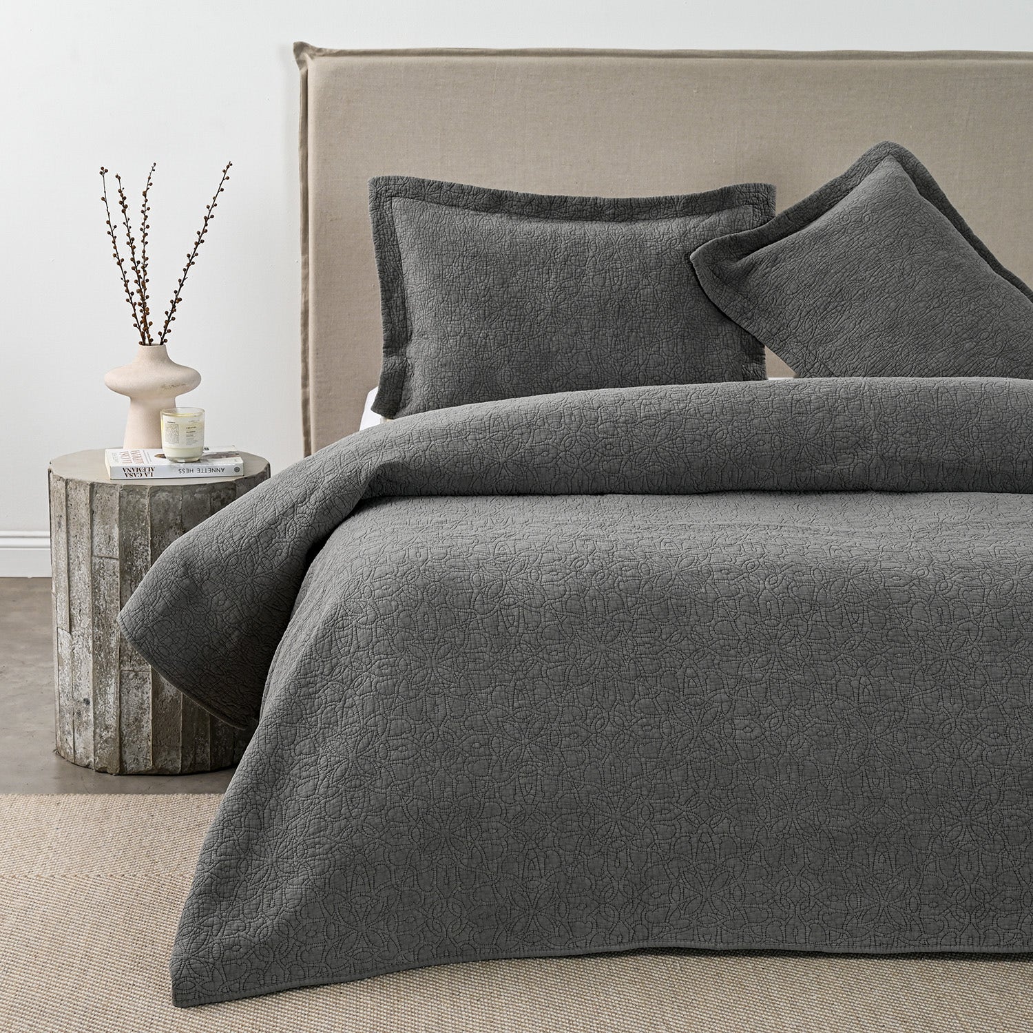 4195e009a15dad23b2f381040cdaa47fac972900b4740d3fbcafb215b52918c7 Quilt Súper King Nuit Gray - Image 1