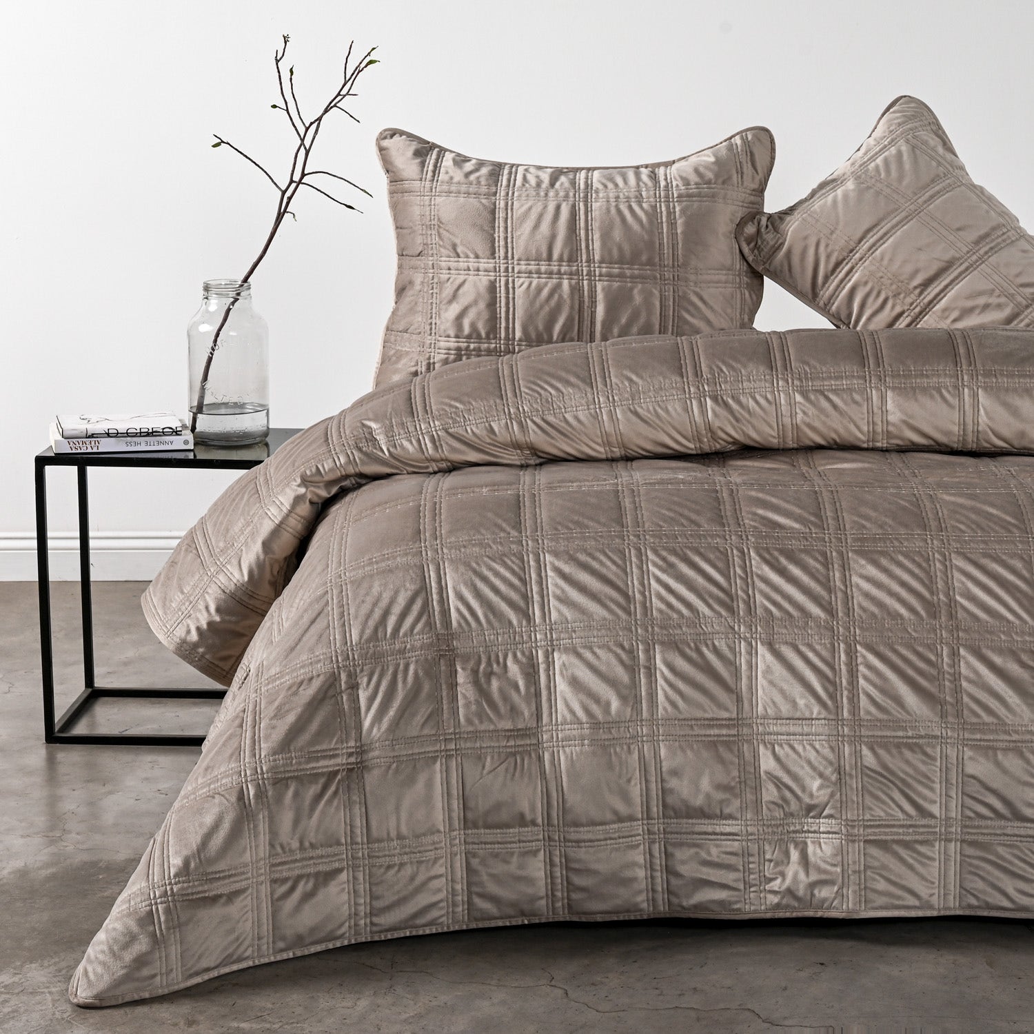 64ceaf1c3863e469ff4d3b3a75436aed872823bf793622d3132c03901160b4ea Quilt Súper King Stitch Taupe - Image 1