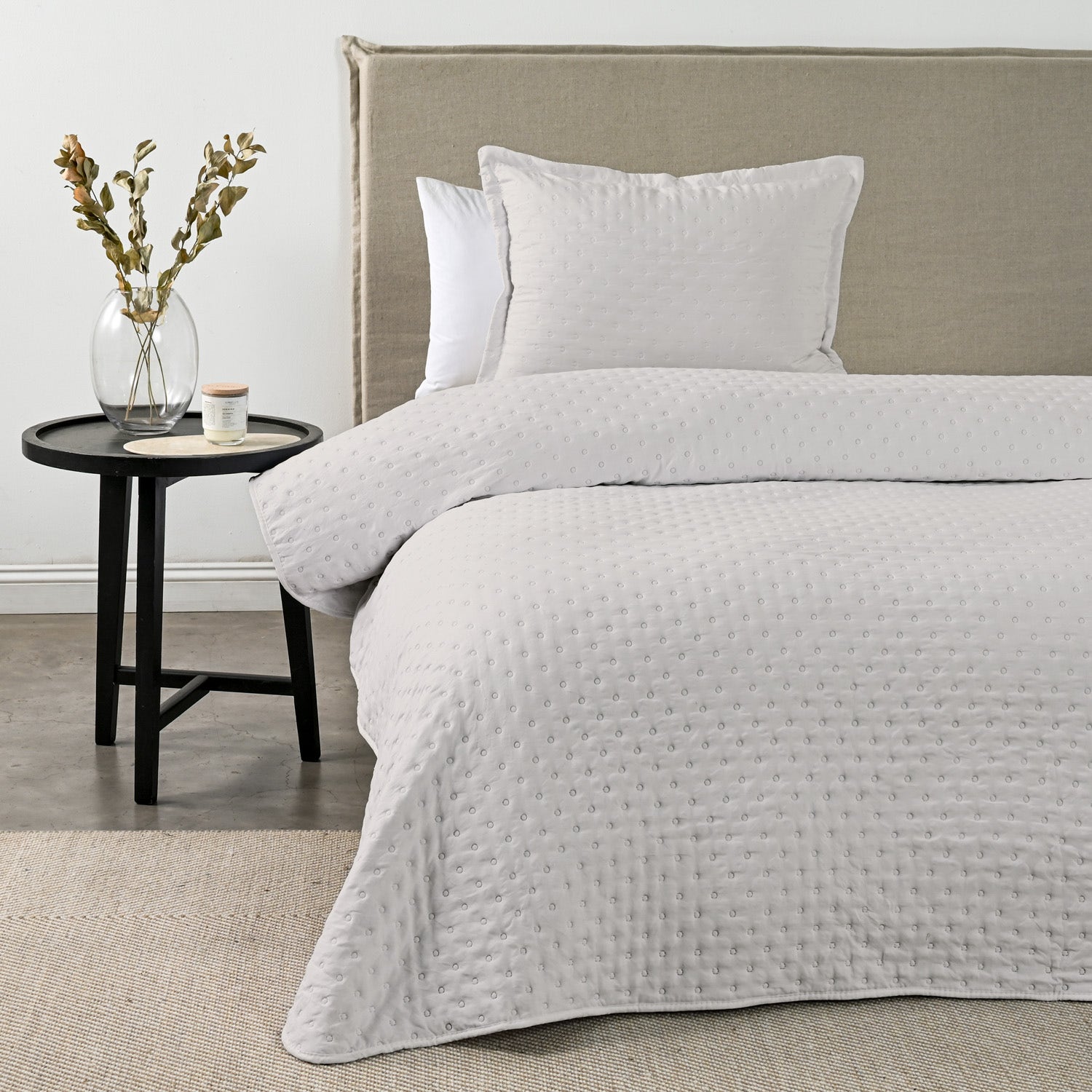 67c865531479532a2ee3ee1c802720e7c382a96ee01d60b840fd74d4e45a2f88 Quilt 1.5 Plazas Dots Heatpress Beige - Image 1