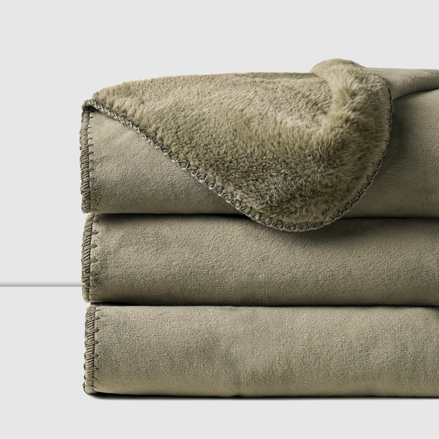 7485d3bf8fb2e5d237536ad2bf46b7075fe68b6124bfb65ae9780815c43e601e Manta Moonlight Fur Oliva 127×152 cm - Image 1