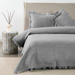 Quilt Súper King Liso Ruffle Gris