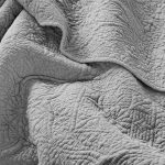 Quilt Súper King Liso Ruffle Gris - Image 3
